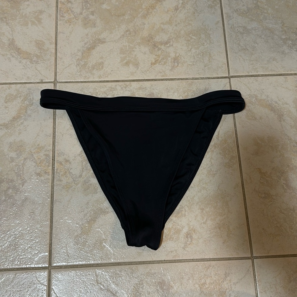 Kendall & Kylie. Black bikini bottom. Size M
